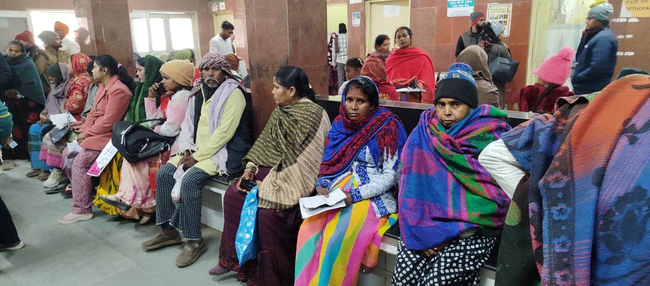 जिला अस्पताल में इलाज कराने पहुंचे मरीज। संवाद