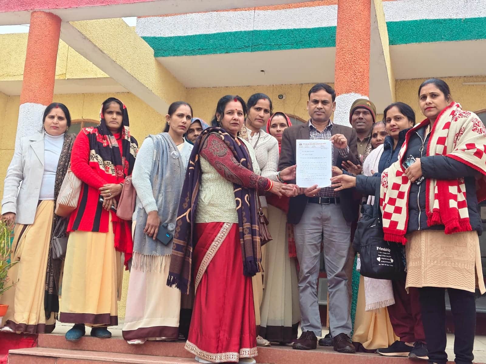 जिला मुख्यालय पर ज्ञपन सौंपती आशा। संवाद