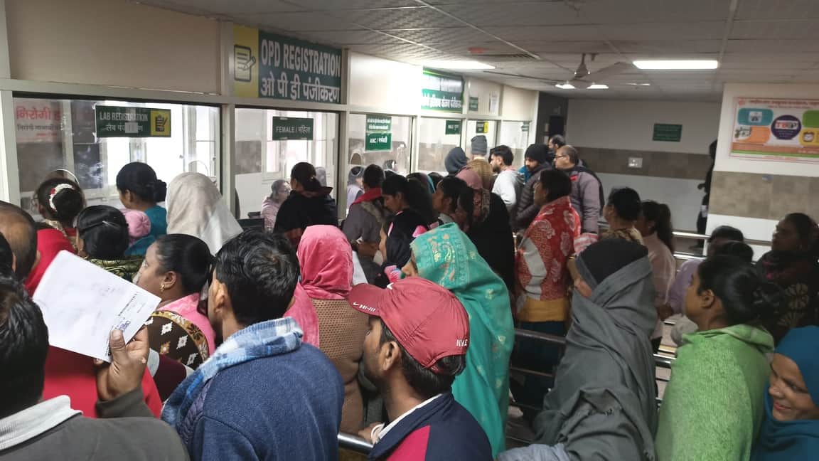 जिला नागरिक अस्पताल की ओपीडी में पर्ची बनवाने के लिए लगी भीड़। संवाद