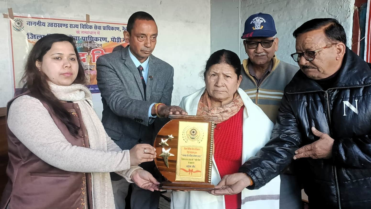 जिला सैनिक कल्याण एवं पुनर्वास केंद्र पौड़ी में आयोजित शिविर के दौरान वीर नारी को शॉल ओढ़ाकर सम