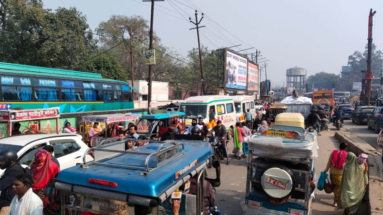 जैन मंदिर तिराहा स्थित ट्रामा सेंटर सर्विस रोड पर जाम में फंसी दो एंबुलेंस। संवाद