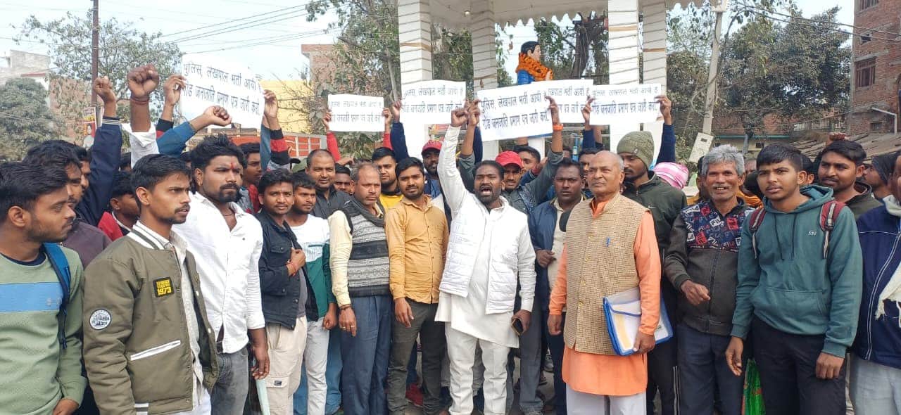 जाति प्रमाण पत्र जारी करने की मांग को लेकर बांसडीह कस्बा में प्रदर्शन करते गोंड समाज के लोग।सं