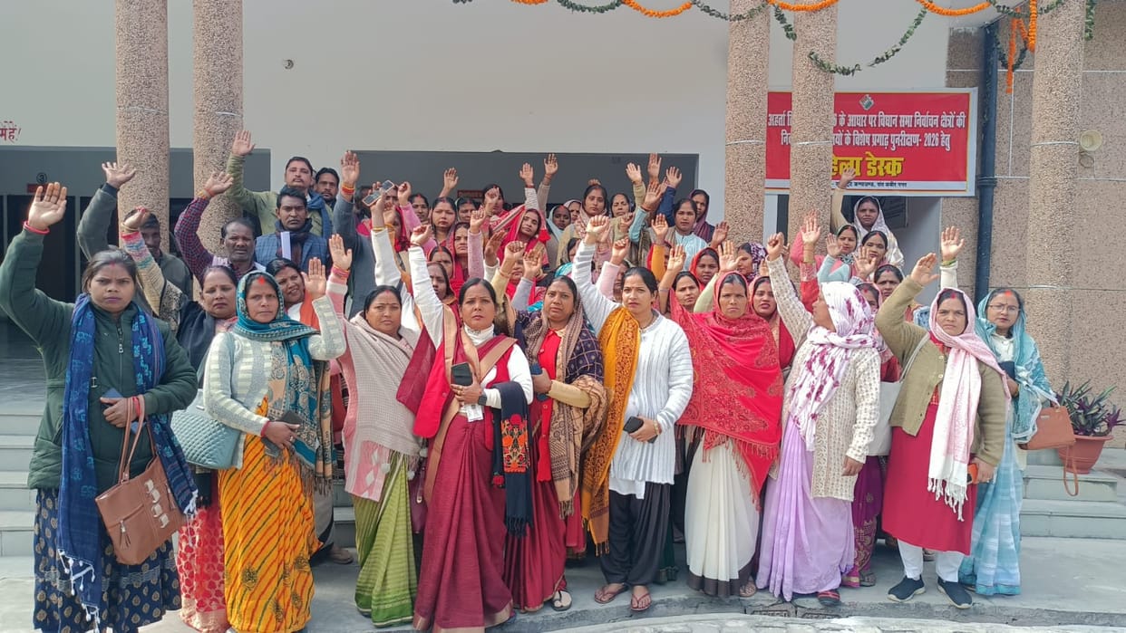 Asha workers demanded a fixed honorarium.