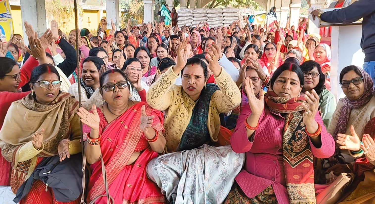 कलक्ट्रेट परिसर में धरने पर बैठी आंगनबाड़ी कार्यकर्ता।  