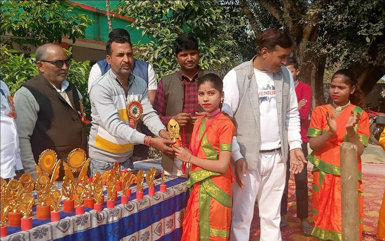 कंपोजिट विद्यालय करमी में आयोजित खेलकूद प्रतियोगिता में स्थान पाने वाली छात्राओं को किया गया पु