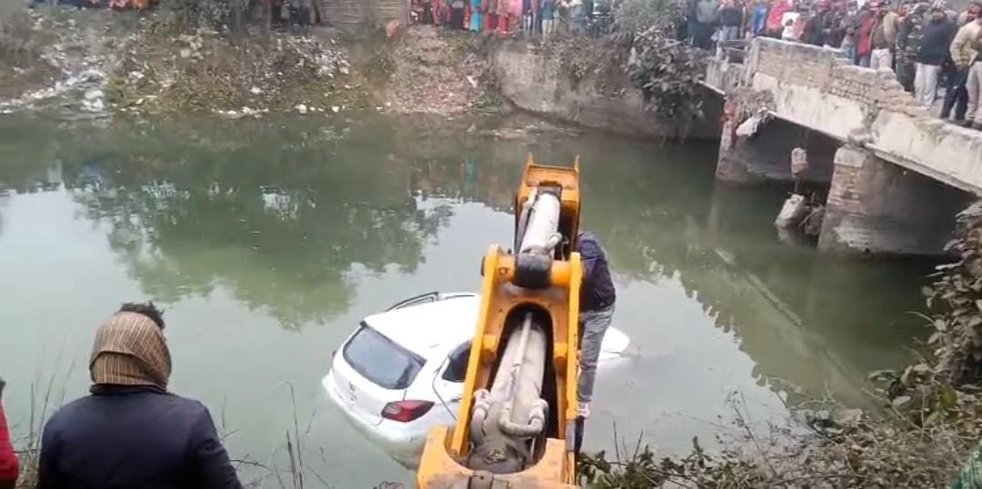 Muzaffarpur Bihar news : car went out of control broke railing and fell into the canal two youth died