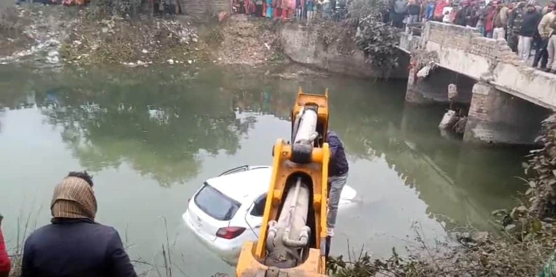 कार नहर में गिरी दो की मौत