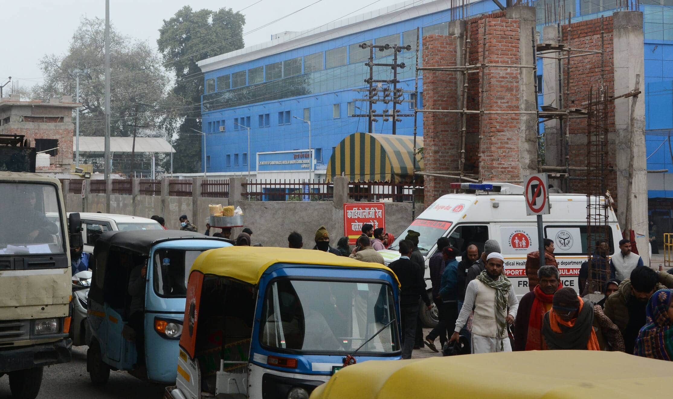 कार्डियोलाॅजी के सामने ऑटो वालाें की अराजकता।