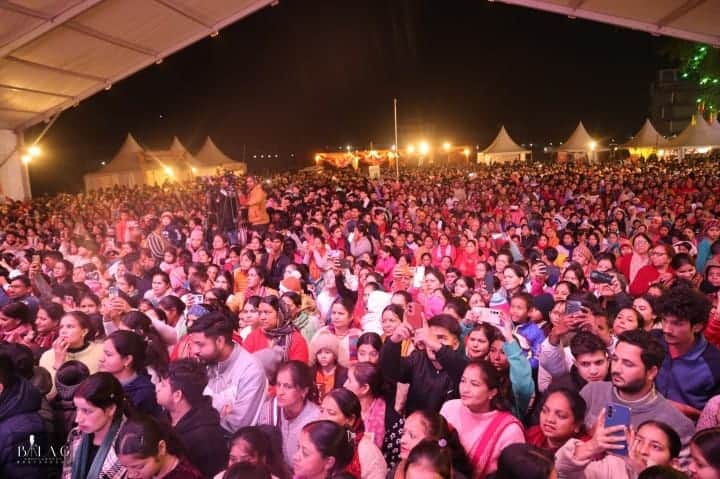 क्रेजी मेले में लोकगायक प्रीतम भरतवाण के गीतों को सुनने के लिए उमड़ी प्रशंसकों की भीड़। स्रोत आ