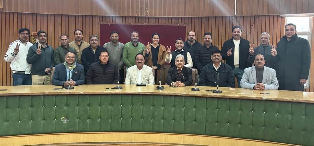 कुरुक्षेत्र। चुनाव घोषित होने पर विजय चिह्न बनाते विजेता अध्यक्ष एवं उपाध्यक्ष सहित सदस्य। संव