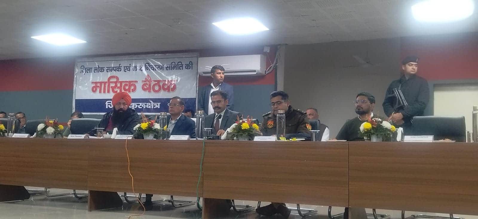 कुरुक्षेत्र। जिला लोक संपर्क एवं कष्ट निवारण समिति की बैठक में शिकायतें सुनते हुए खाद्य नागरिक