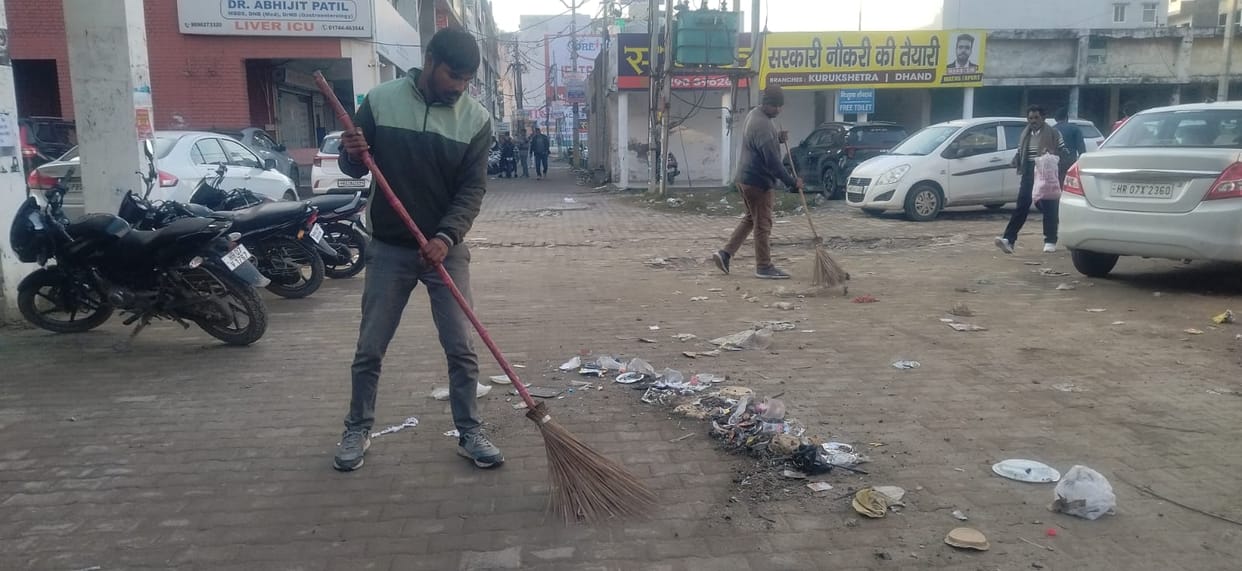 Cleaning work started in Sector 17 of Dharamnagari.