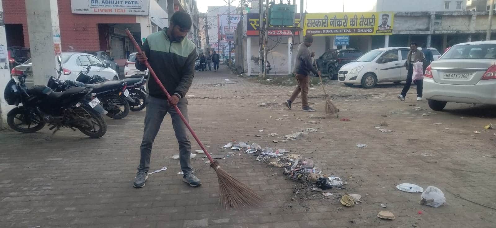 कुरुक्षेत्र। सेक्टर-17 में सफाई करते हुए कर्मी। संवाद