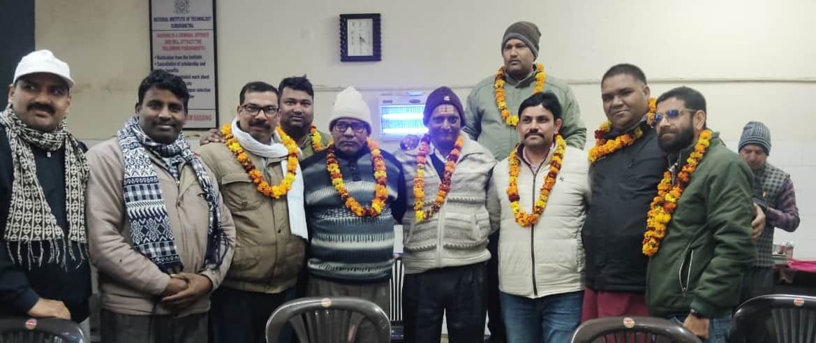 कुरुक्षेत्र। शपथ ग्रहण के दौराप प्रधान सहित कार्यकारिणी सदस्य। स्वयं