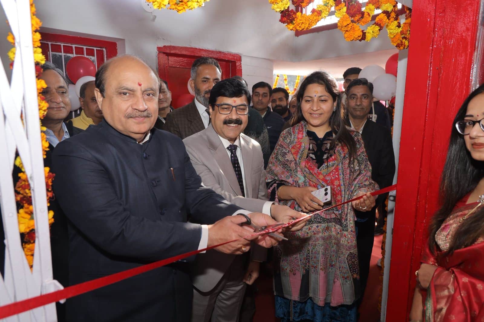 कुरुक्षेत्र। उद्घाटन करने के दौरान कुलपति प्रो. सोमनाथ सचदेवा सहित अन्य सदस्य। संवाद