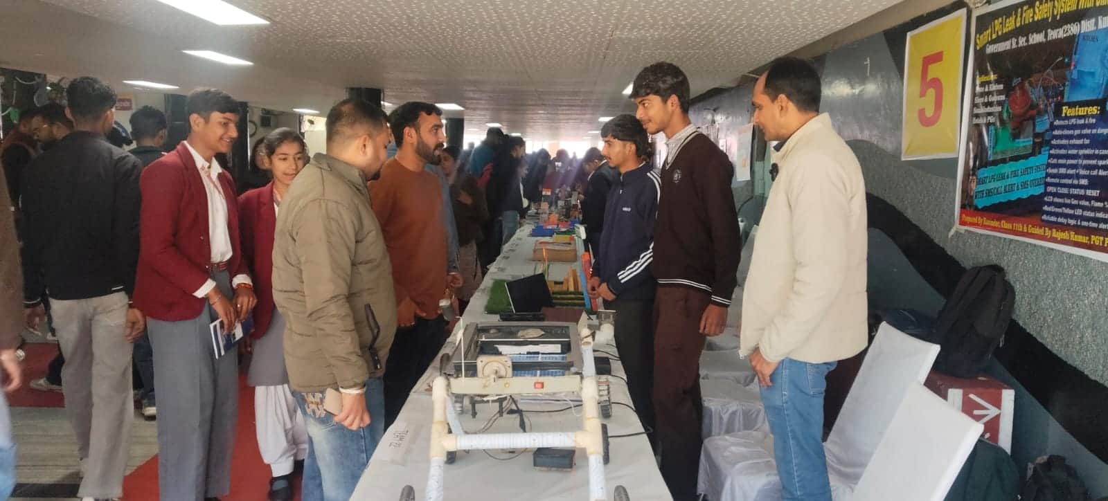 कुरुक्षेत्र। विज्ञान प्रदर्शनी का अवलोकन करते विद्यार्थी। संवाद