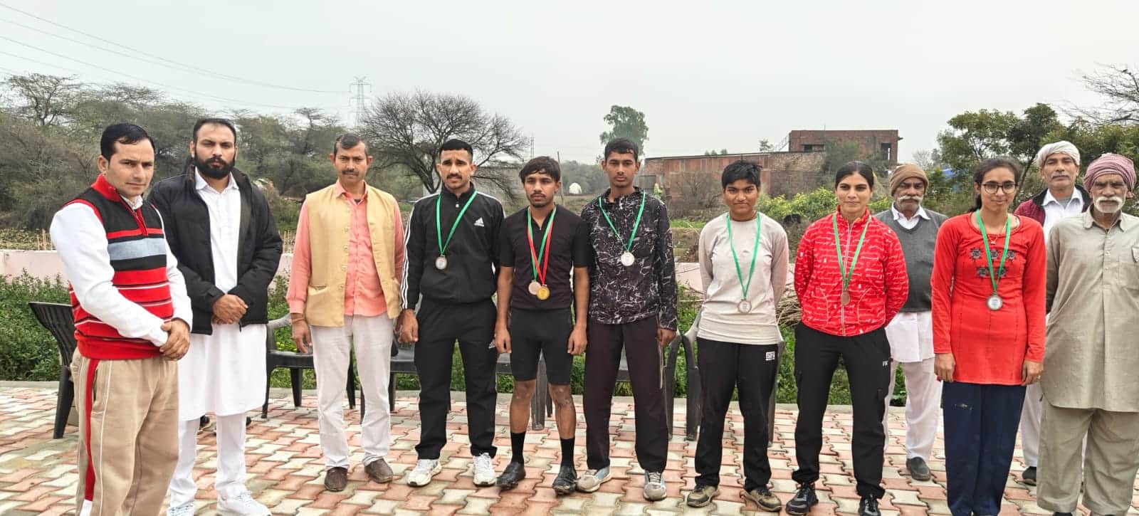 करुक्षेत्र। विजेताओं को सम्मानित करते आयोजक। संवाद