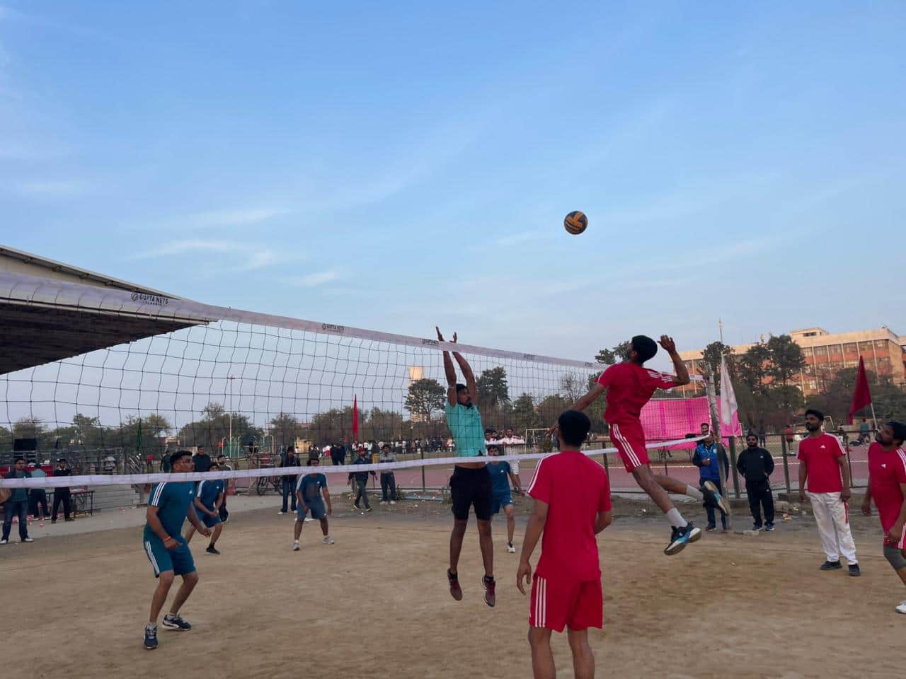 कुरुक्षेत्र।  वॉलीबॉल प्रतियोगिता में झज्जर व यमुनानगर की टीमें जीत के लिए जदोजहद करते हुए। संव