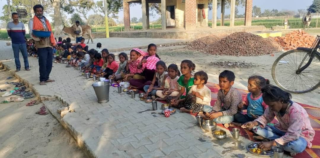 कुर्रियाकलां में भंडारे में प्रसाद ग्रहण करते श्रद्धालु। संवाद