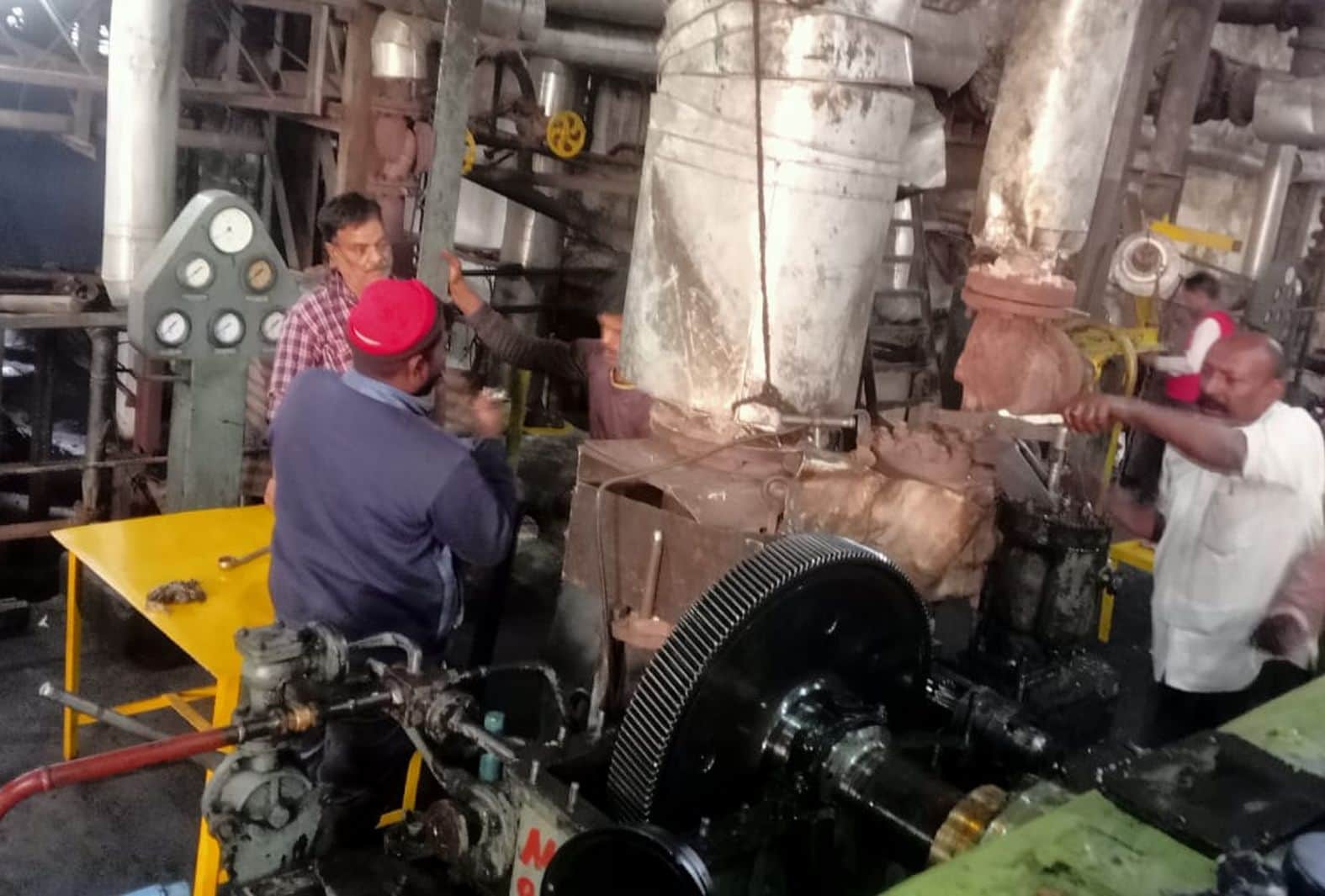 किसान सहकारी चीनी मिल में आई तकनीकी खामी को दूर करने का प्रयास करती इंजीनियर विभाग की टीम। संवा