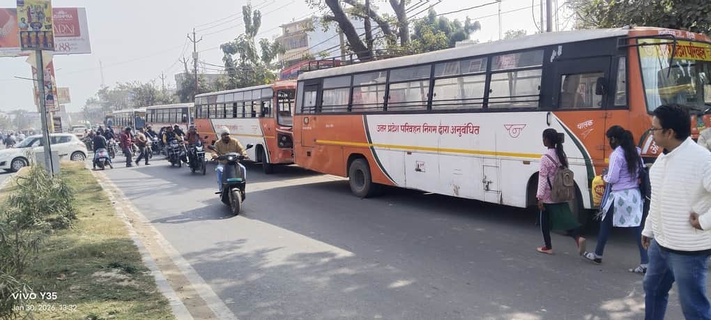 कोतवाली के बाहरी खड़ी सड़क पर खड़ा कर सवारी भरने वाली अनुबंधित बसे। संवाद