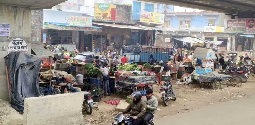 कोतवाली देहात में ओवरब्रिज के नीचे किया गया अतिक्रमण। संवाद