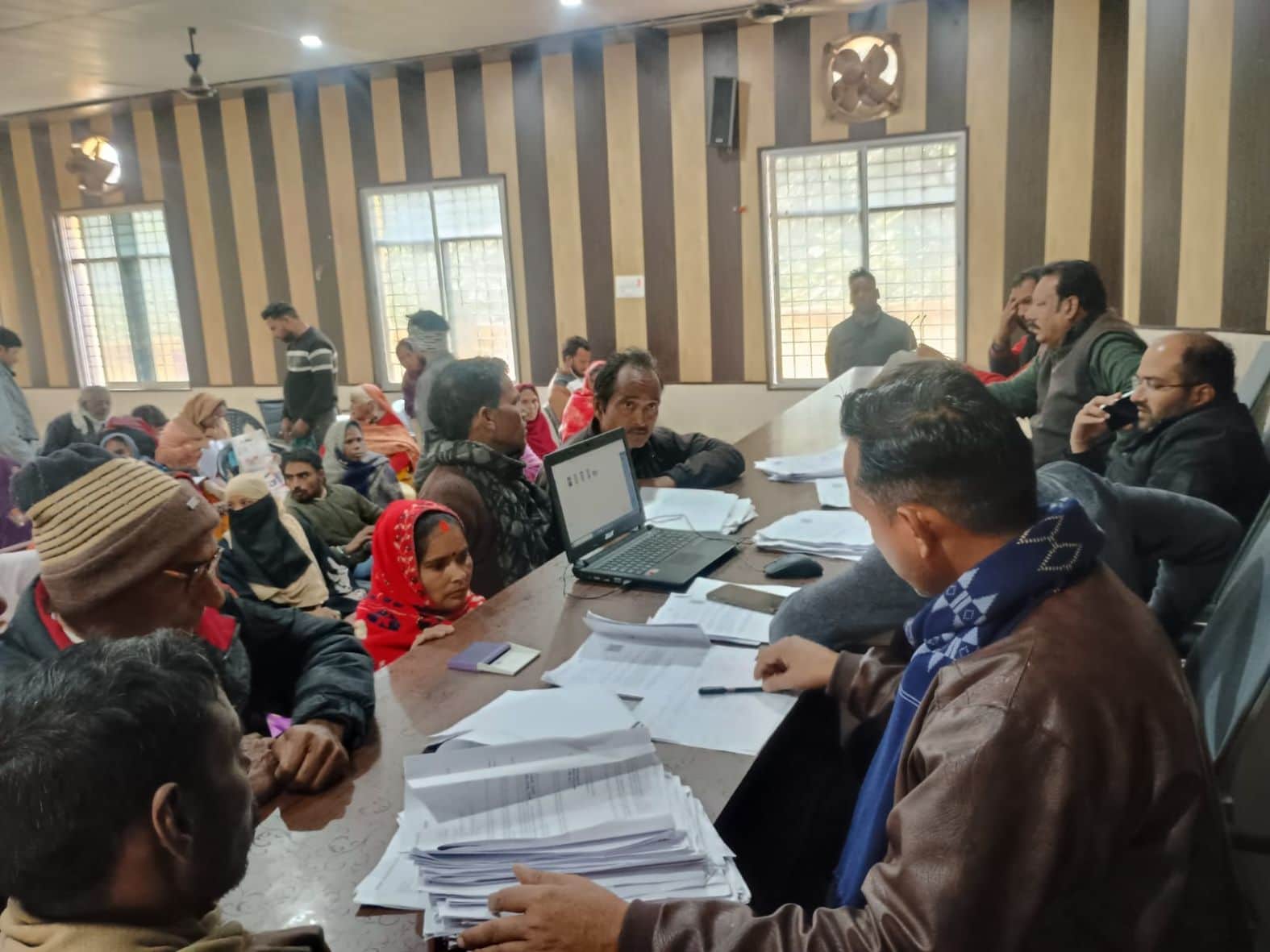  कुड़वार में नोटिस की सुनवाई करते अधिकारी व अन्य। संवाद