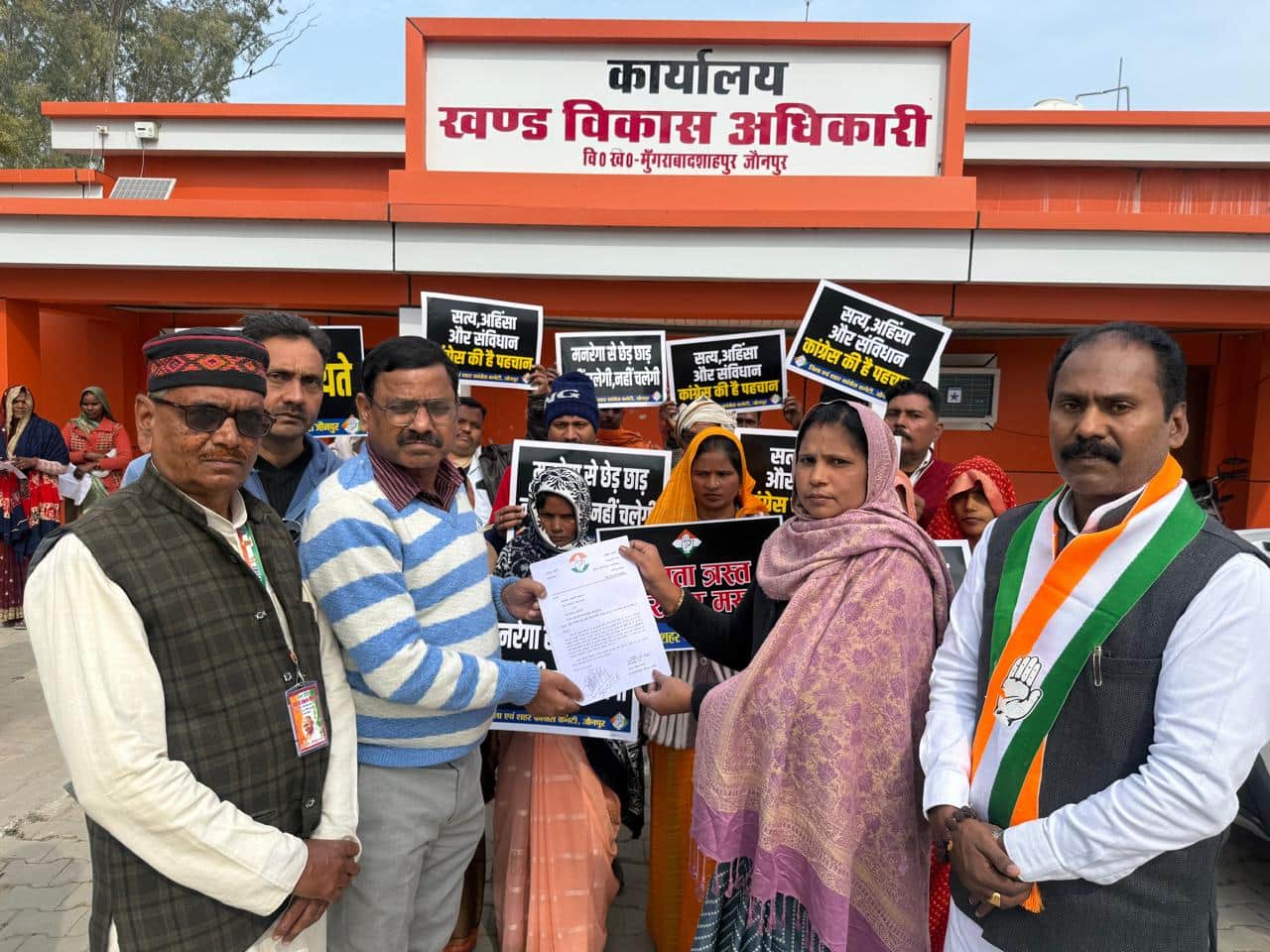 खंड विकास अधिकारी को पत्रक सौंपता कांग्रेस का प्रतिनिधिमंडल। कांग्रेस