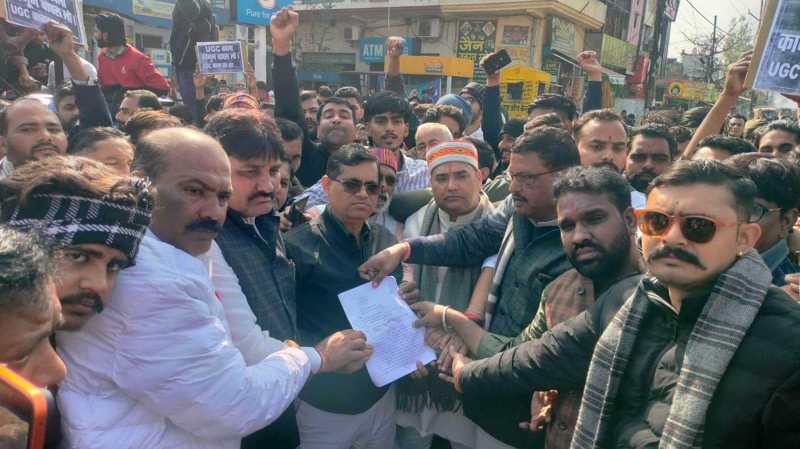 खतौली में जानसठ तिराहे पर तहसीलदार को ज्ञापन देते सवर्ण समाज के लोग। संवाद