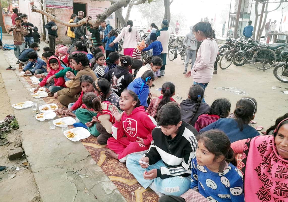 खुटार के गुलरहानाथ बाबा मंदिर पर कन्याभोज में शामिल कन्याएं और बच्चे। संवाद