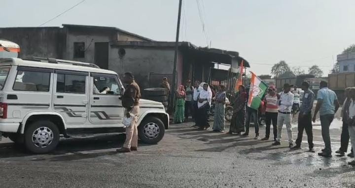 Korba Congress holds protest in Hardibazar demanding extension of paddy procurement date for farmers