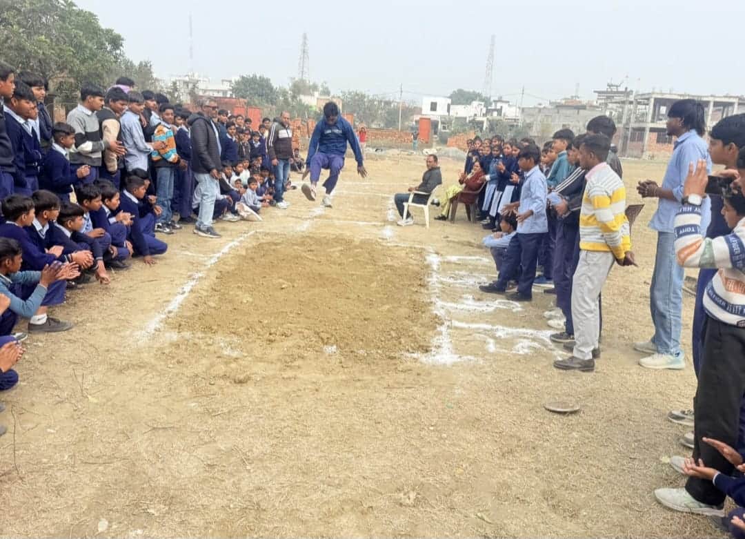 लंबी कूद में हिस्सा लेता छात्र। संस्थान