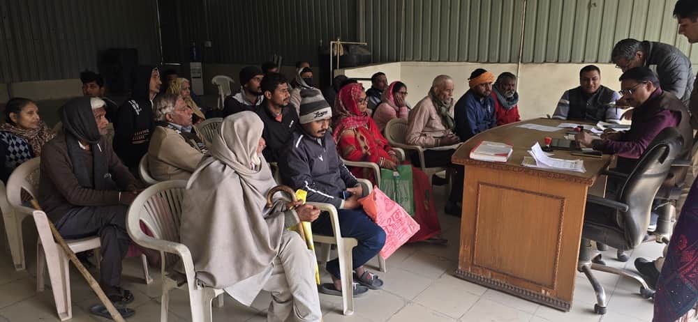 लोगों की समस्याएं सुनते डॉ. सतीश खोला। स्रोत : प्रवक्ता