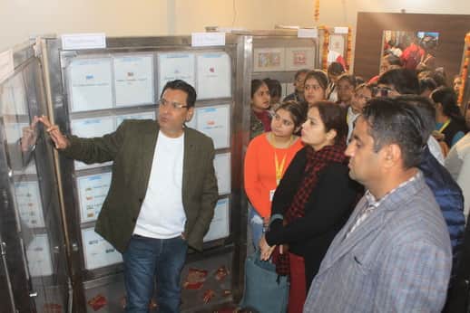 लोगों को टिकट की जानकारी देते डाक विभाग के अधिकारी। संवाद