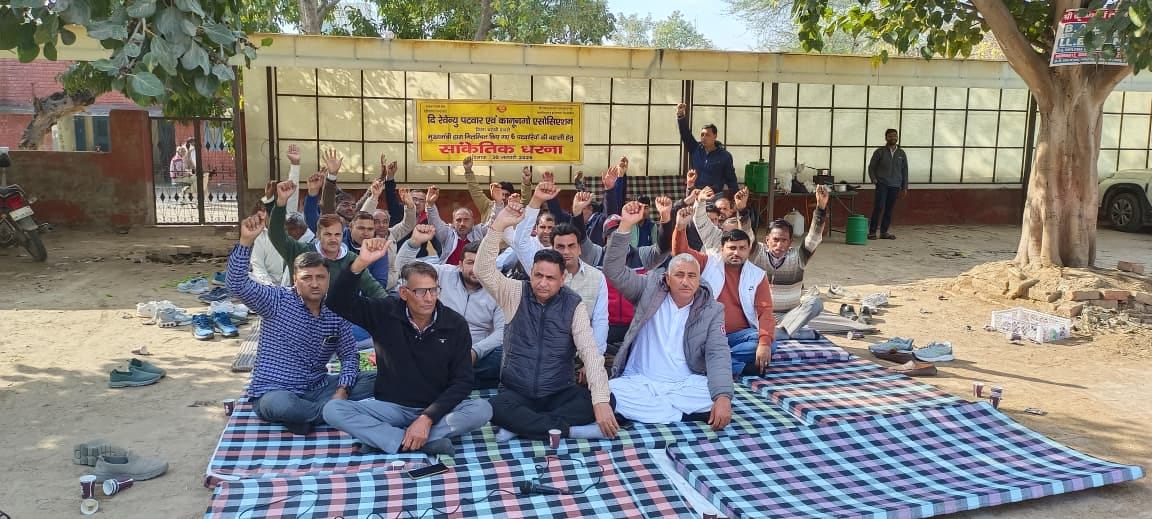 52 kanungos and patwaris went on strike demanding the reinstatement of six suspended patwaris, leaving people distressed