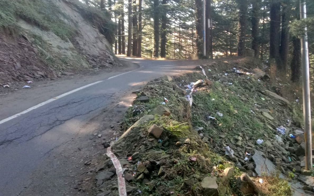 लोहाघाट के डिग्री कॉलेज मार्ग में क्षतिग्रस्त सड़क। स्रोत: ग्रामीण