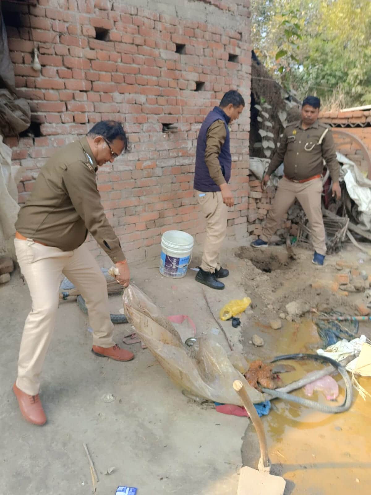 लोहरैया में अवैध शराब को नष्ट करती आबकारी टीम-स्रोत आबकारी टीम