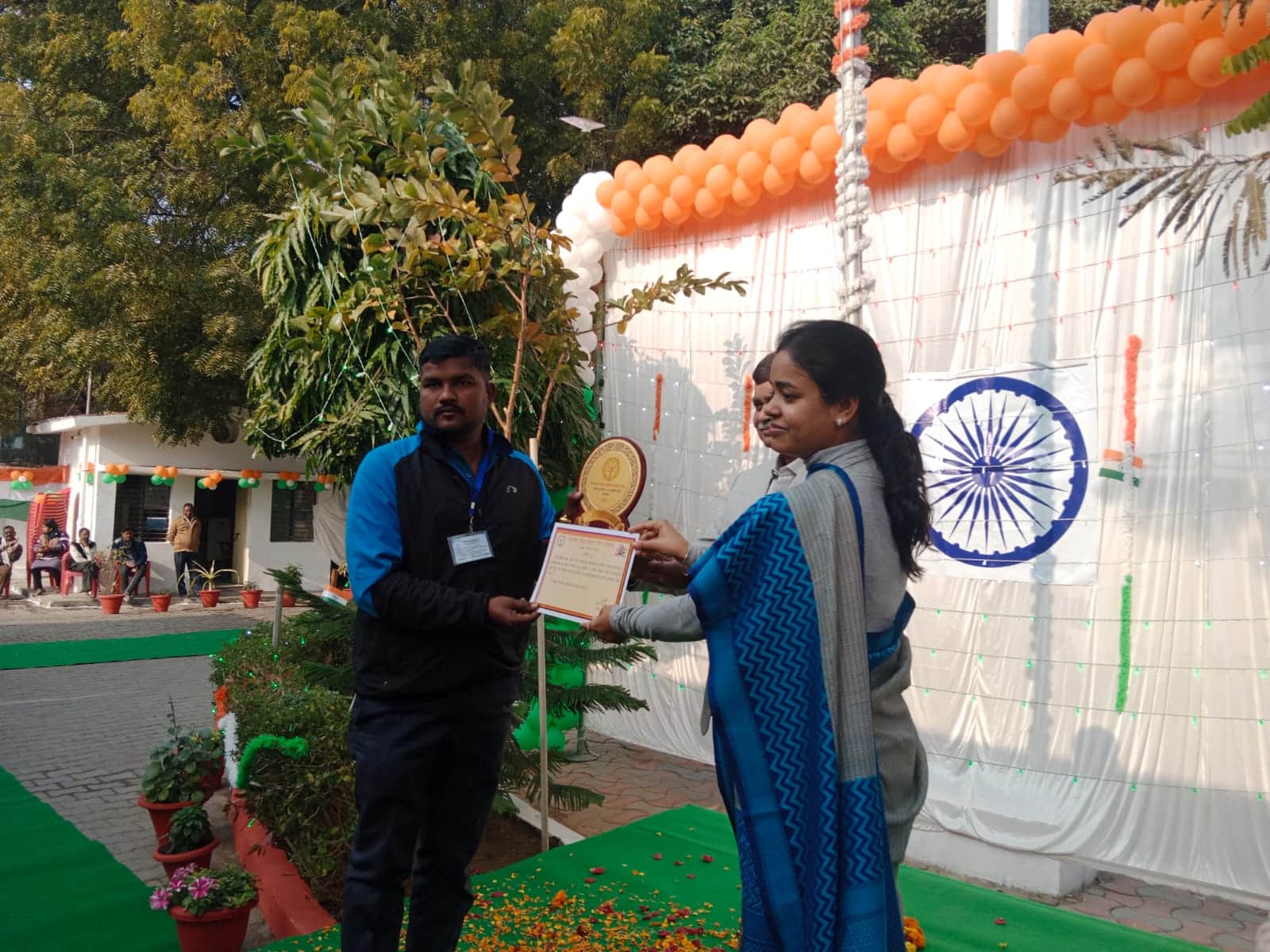 लखनऊ में मीटर रीडर अमित को सम्मानित करतीं विद्युत निगम की एमडी रिया केजरीवाल। स्रोत: जागरूक पाठ