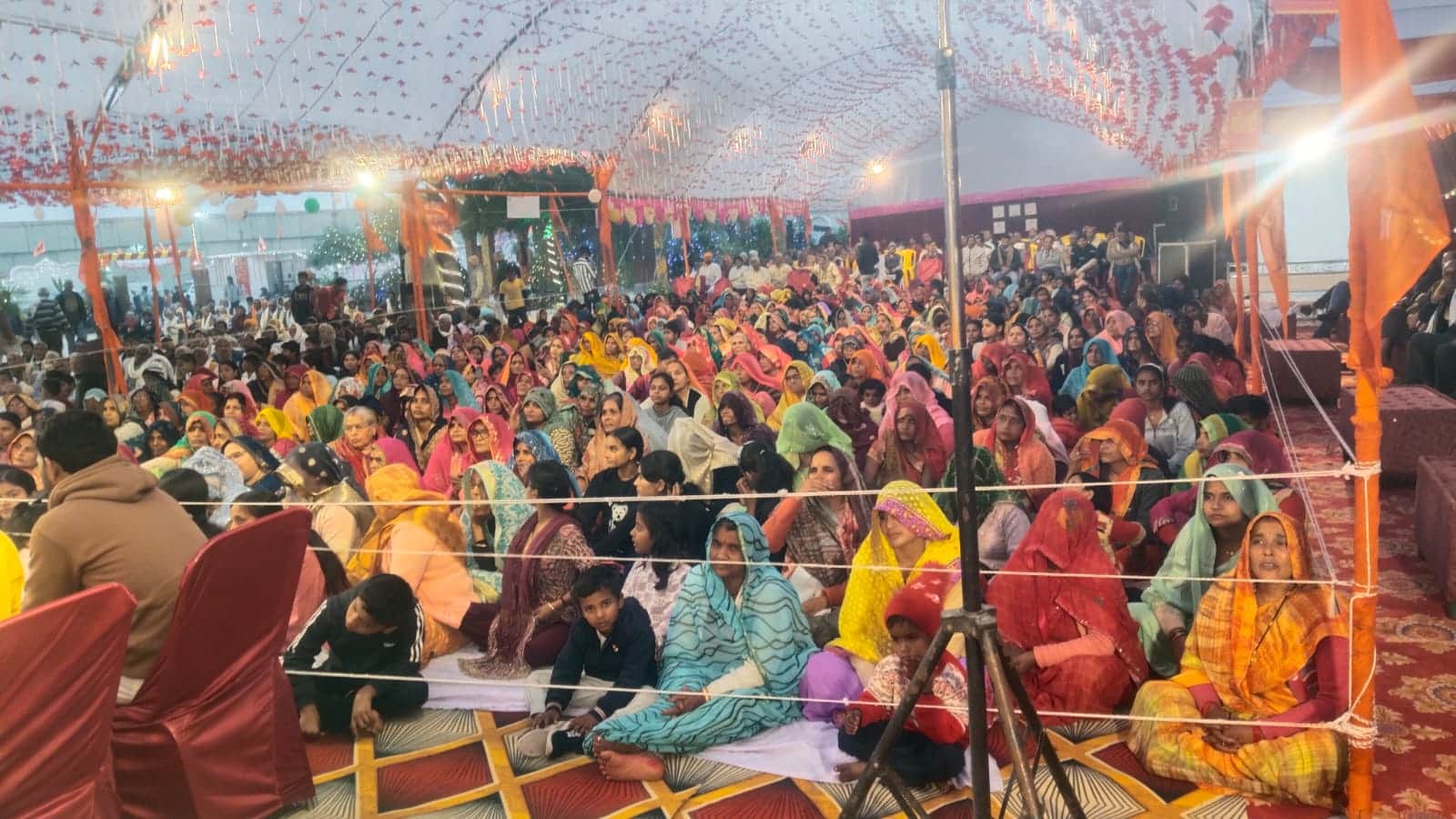 लालगंज में रामकथा का श्रवण करती श्रद्धालु महिलाएं, स्रोत संवाद