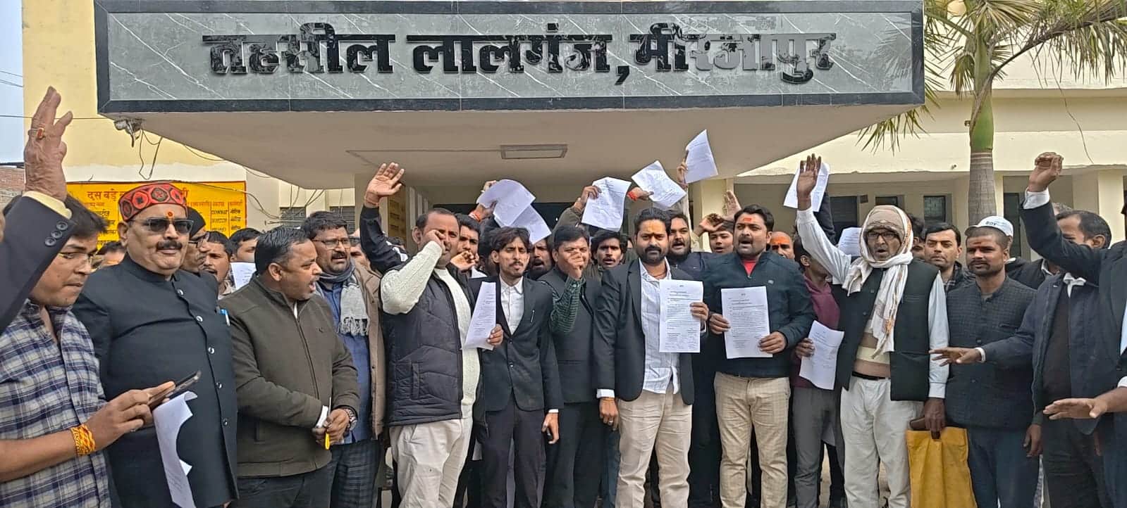 लालगंज तहसील मुख्यालय पर प्रदर्शन करते सवर्ण समाज के लोग, संवाद न्यूज एजेंसी