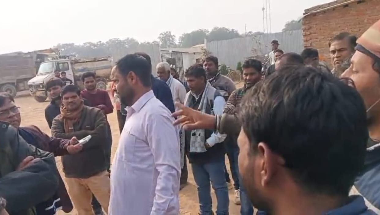 Ram Vanagaman Path workers create ruckus over non-payment of wages