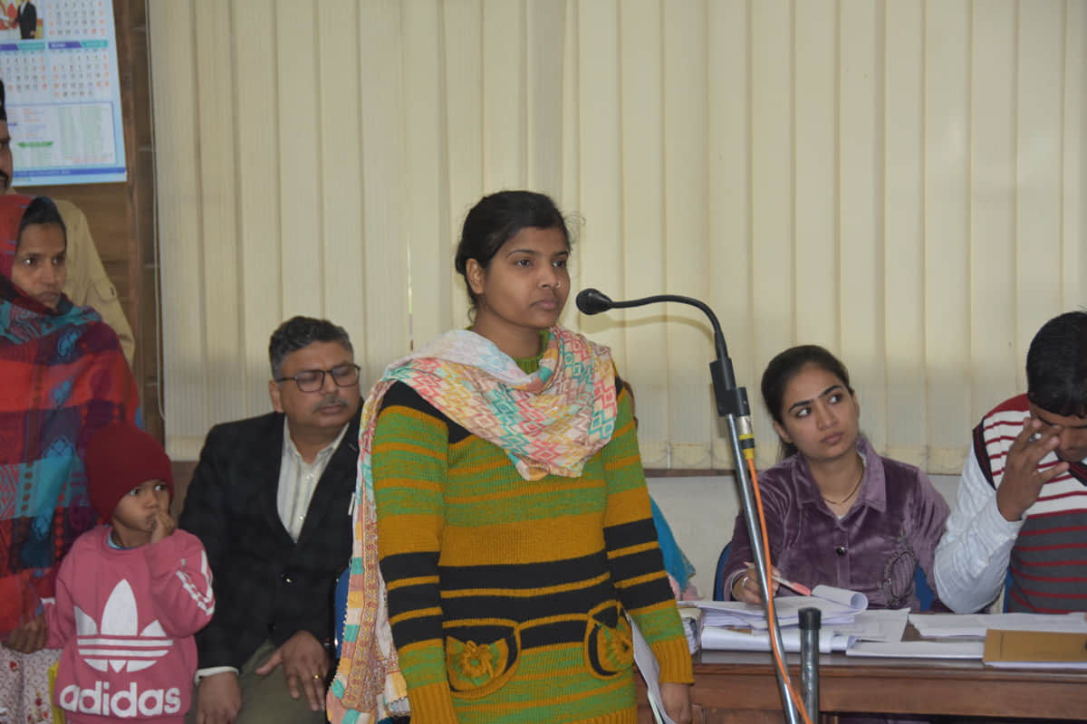 लोन के लिए परेशान करने की शिकायत करतीं वर्षा रानी। संवाद