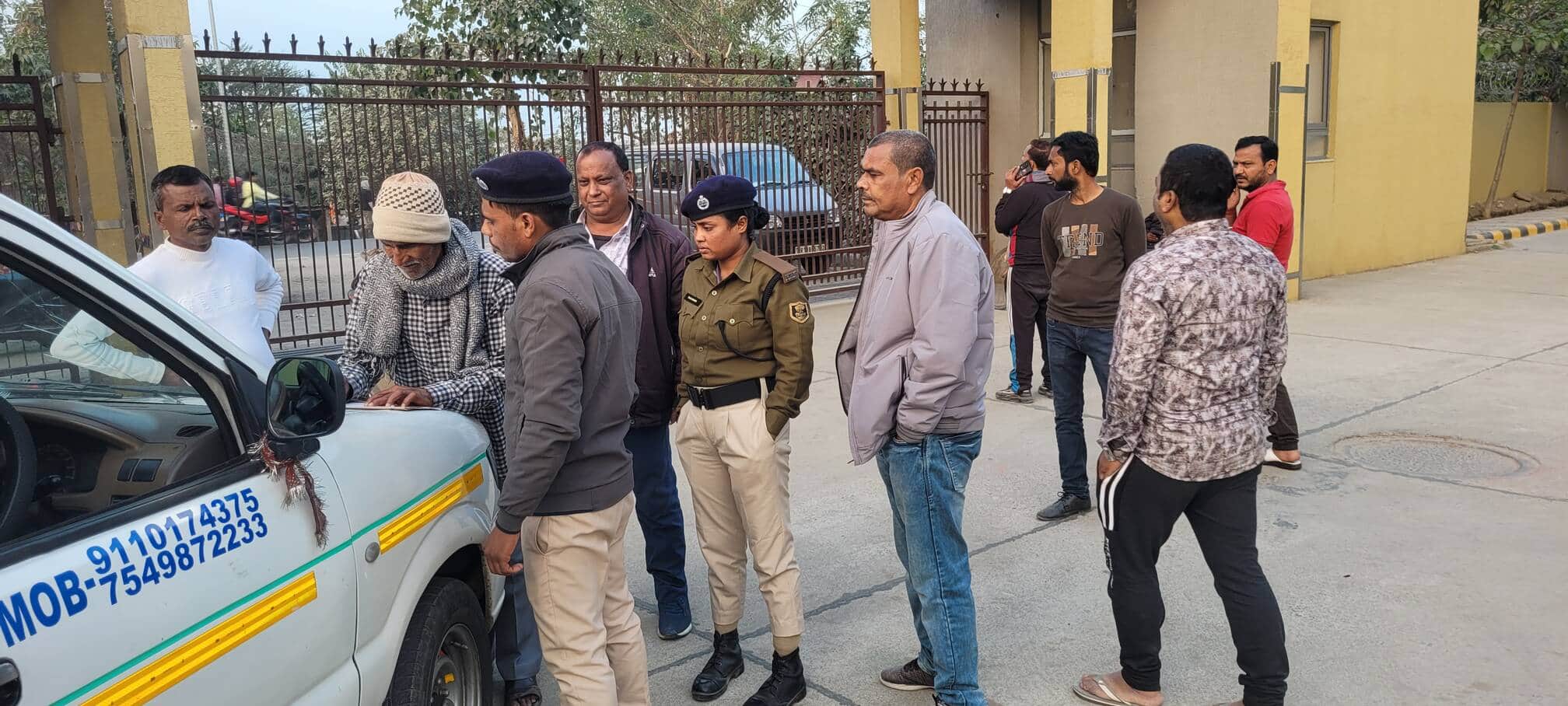 शव का पोस्टमार्टम कराने पहुंचे परिजन