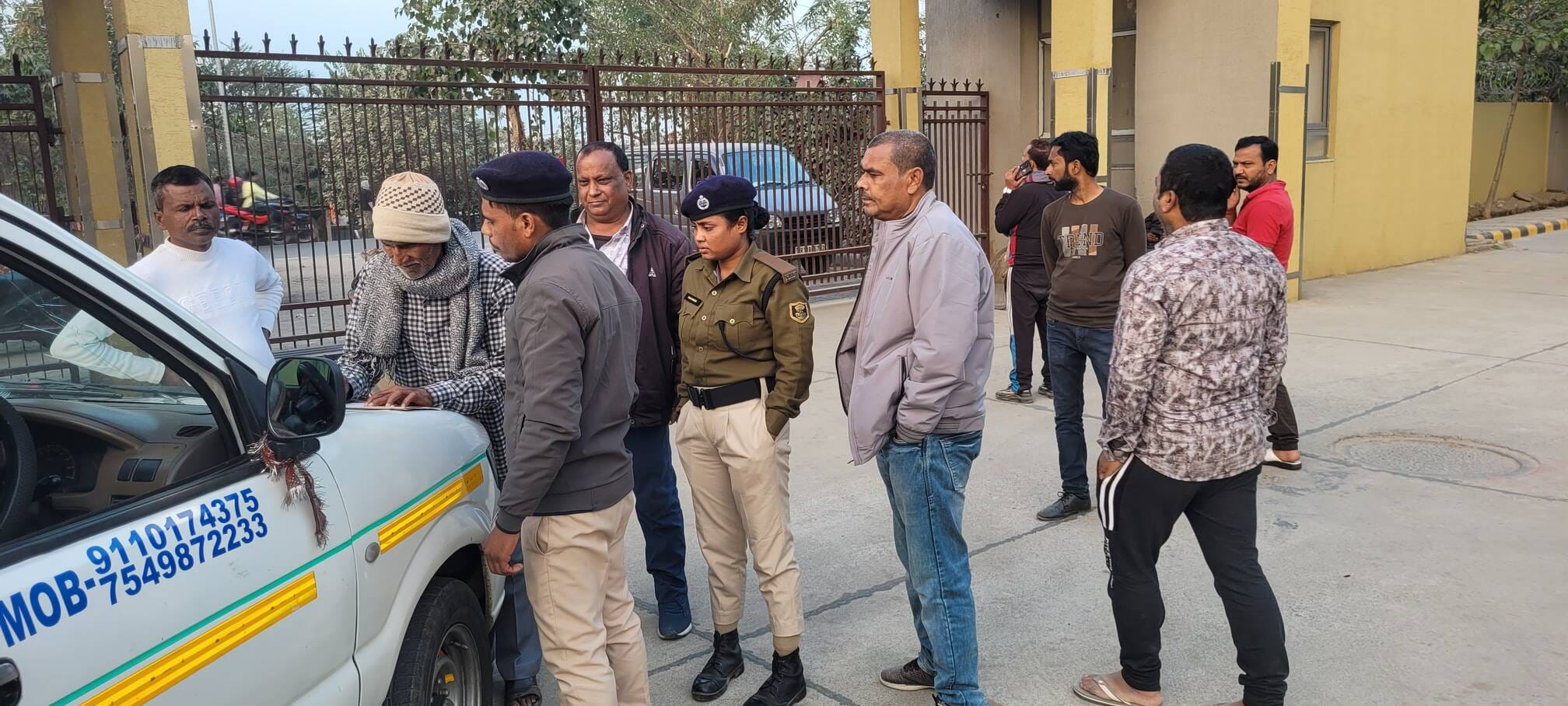 शव का पोस्टमार्टम कराने पहुंचे परिजन