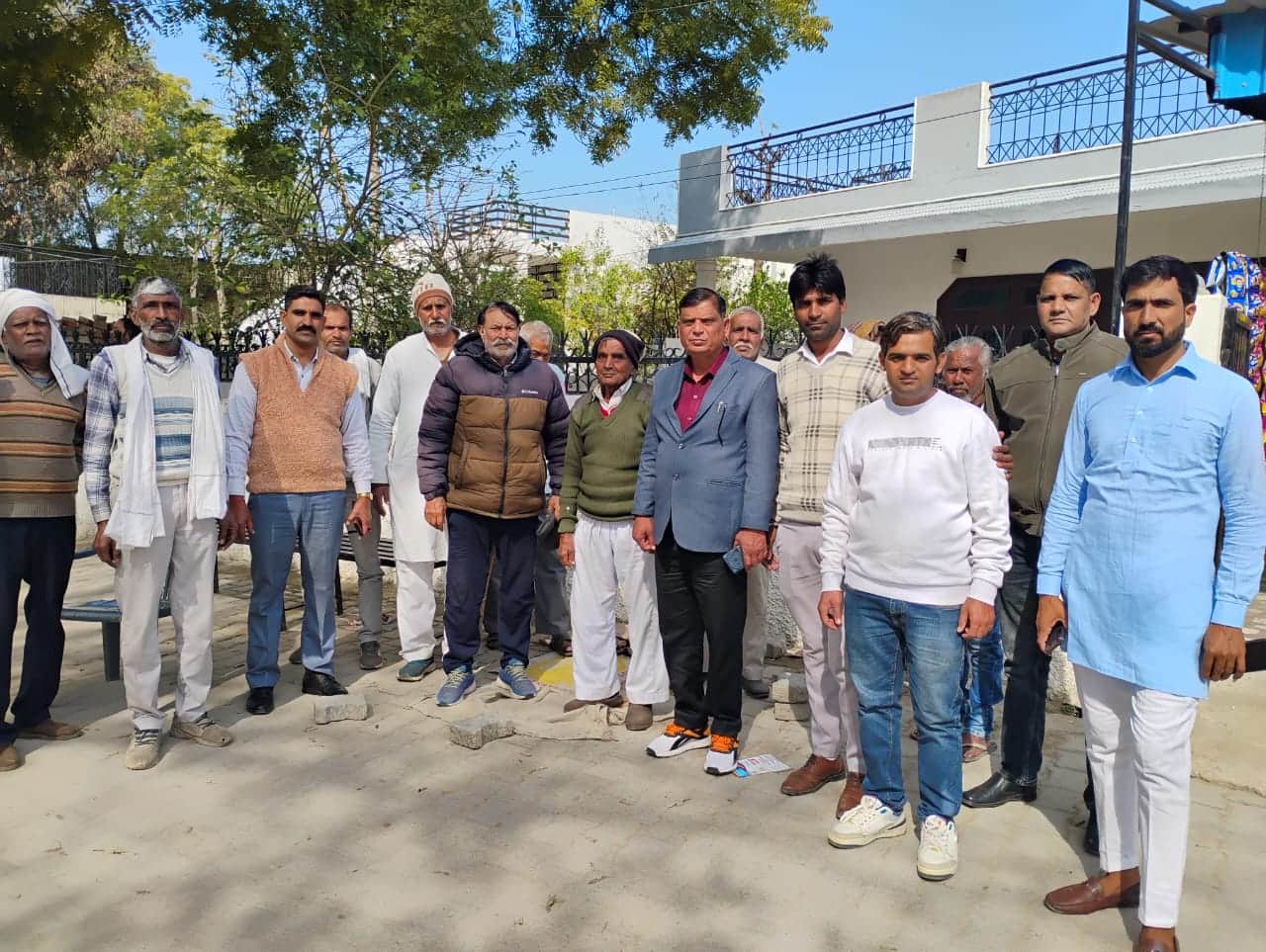 में ग्रामीणों को नशे से दूर रहने के लिए प्रेरित करती नशा मुक्ति टीम। स्रोत : पुलिस