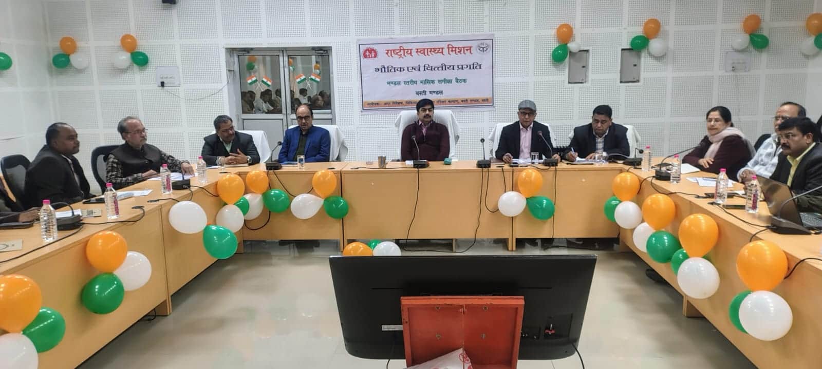 मंडलीय समीक्षा बैठक करते आयुक्त अखिलेश सिंह स्रोत विभाग