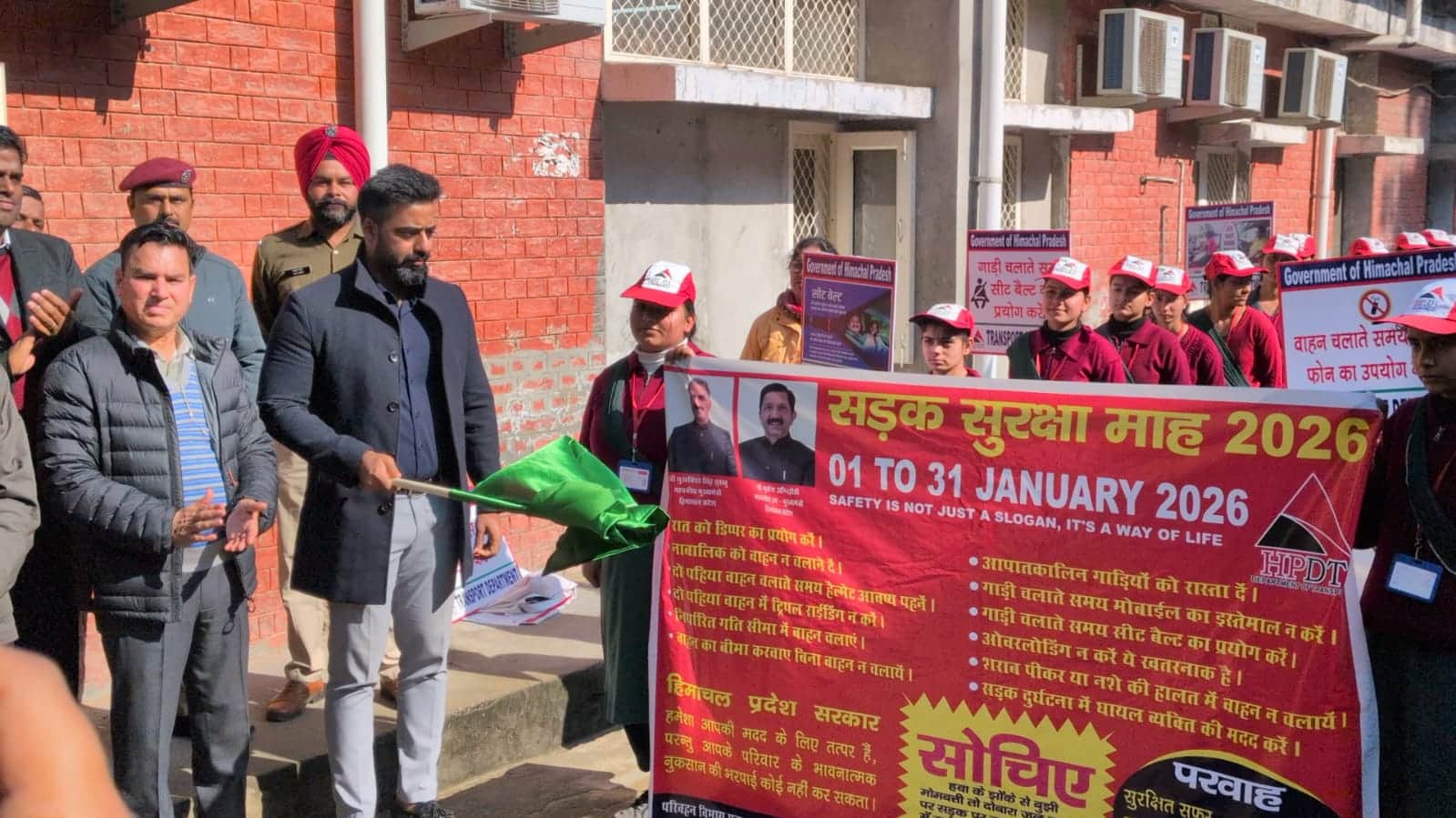 महिला आईटीआई ऊना द्वारा सड़क सुरक्षा जागरूकता रैली को हरी झंड़ी दिखाते हुए उपायुक्त जतिन लाल।स्र