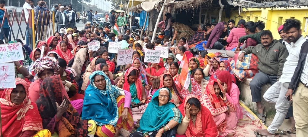 Unable to find space in the tehsil, the Gond community camped on the side of the highway.