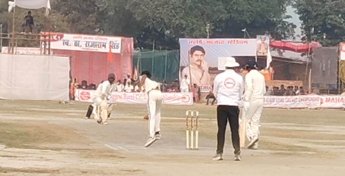 महर्षि आज़ाद स्टेडियम मेढ़ी में राज्यस्तरीय क्रिकेट खेलते खिलाड़ी। स्रोत आयोजक