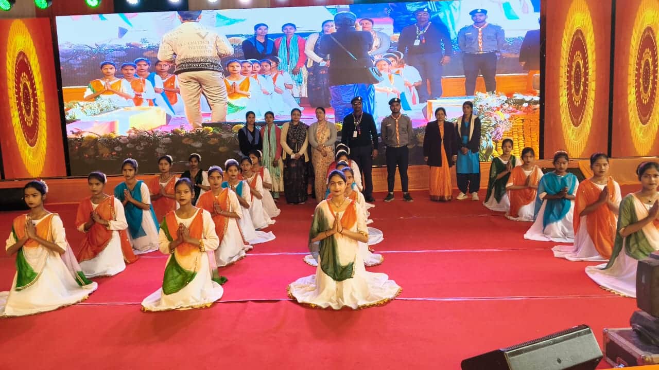 महोत्सव मंच में सांस्कृतिक कार्यक्रम प्रस्तुत करती छात्राएं-संवाद